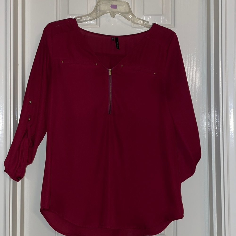Maurices Maroon and Gold Zipper Front‎ Blouse